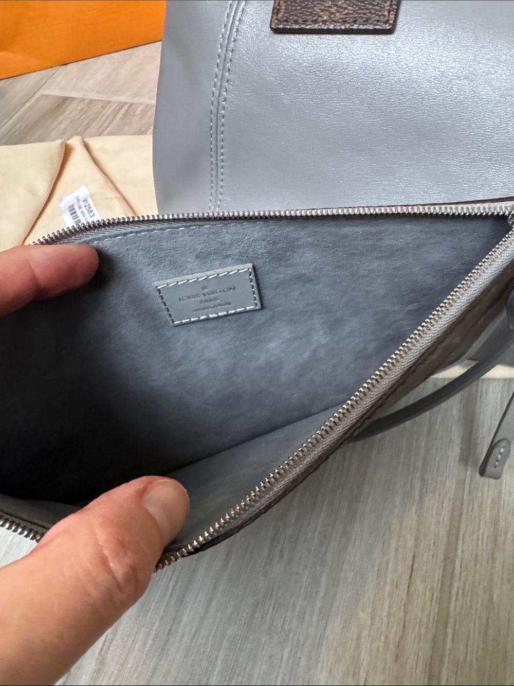 Louis Vuitton Carryall Vibe MM - Picture 14 of 16